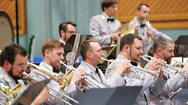 Impressionen vom Auftritt des Heeresmusikkorps Veitshöchheim in der Sporthalle der PestalozzischuleFoto: Jochen Berger