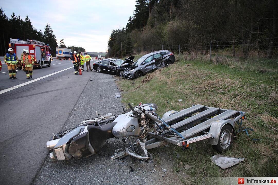 A9: 35-Jähriger verliert Kontrolle über sein Auto und kollidiert mit Anhängergespann