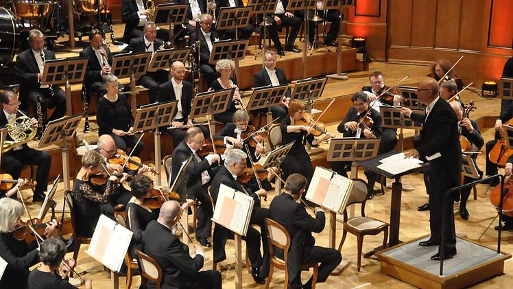 Hermann Breuer und die Thüringen Philharmonie - seit Beginn des Kissinger Operettenzaubers immer dabei.   Foto: Peter Klopf