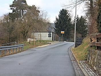 Am Ortsausgang von Untermerzbach in Richtung Obermerzbach wurde ein heruntergekommenes Anwesen, ein "Schandfleck", wie der Bürgermeister sagte, im Zusammenhang mit dem dortigen Ausbau der Kreisstraße HAS 54 im Mühlweg beseitigt.Helmut Will