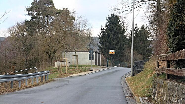 Am Ortsausgang von Untermerzbach in Richtung Obermerzbach wurde ein heruntergekommenes Anwesen, ein "Schandfleck", wie der Bürgermeister sagte, im Zusammenhang mit dem dortigen Ausbau der Kreisstraße HAS 54 im Mühlweg beseitigt.Helmut Will