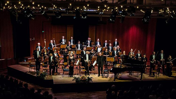 Bei der Beethoven-Gala im Coburger Kongresshaus begeisterte Alexander Lonquich gleich doppelt - als Pianist und als Dirigent des Philharmonischen Orchesters.Foto: Jochen Berger