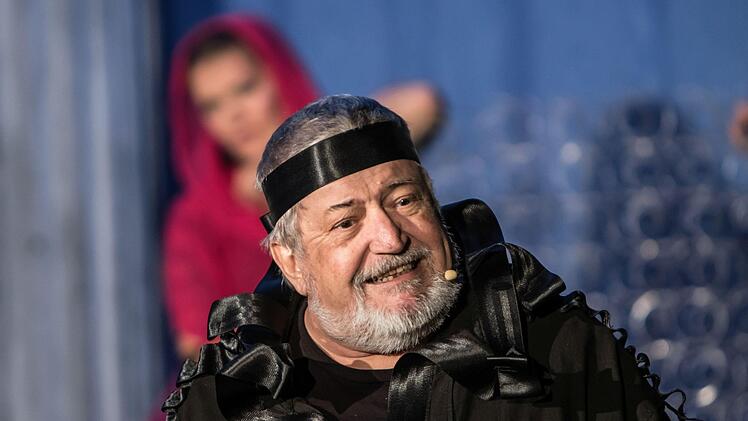 Happy End unter freiem Himmel: mit einer Musical-Version der Antiken Komödie "Lysistrata" gastierte der Fränkische Theatersommer in der Domäne Oeslau.Foto: Jochen Berger