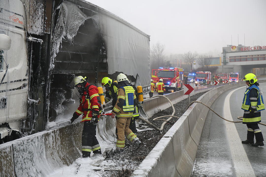 Nach Kollision mit Leitplanke: Lastwagen geht auf A9 in Flammen auf