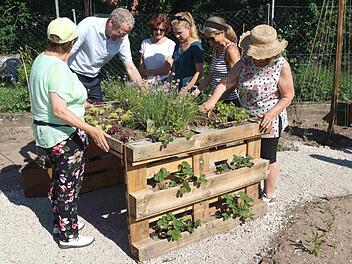 Bürgermeister German Hacker und Monika Preinl beim Fachsimpeln mit den Teilnehmern. Fotos: Richard Sänger