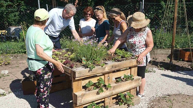 Bürgermeister German Hacker und Monika Preinl beim Fachsimpeln mit den Teilnehmern. Fotos: Richard Sänger