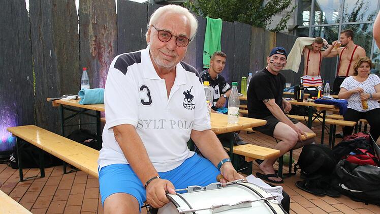 Drachenbootrennen in Bad Rodach: Dieter Weil, der ehemalige Kurhotel-Chef, feuerte seine Truppe an. Foto: Desombre