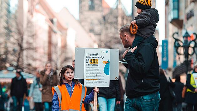 Mit der Sammelaktion von Zigarettenkippen in der N&uuml;rnberger Fu&szlig;g&auml;ngerzone bekamen die Aktivisten von Zero Waste und Upzigle viel Aufmerksamkeit.  Foto: Steffen Kirschner