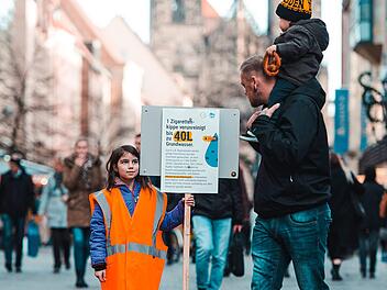 Mit der Sammelaktion von Zigarettenkippen in der Nürnberger Fußgängerzone bekamen die Aktivisten von Zero Waste und Upzigle viel Aufmerksamkeit.  Foto: Steffen Kirschner