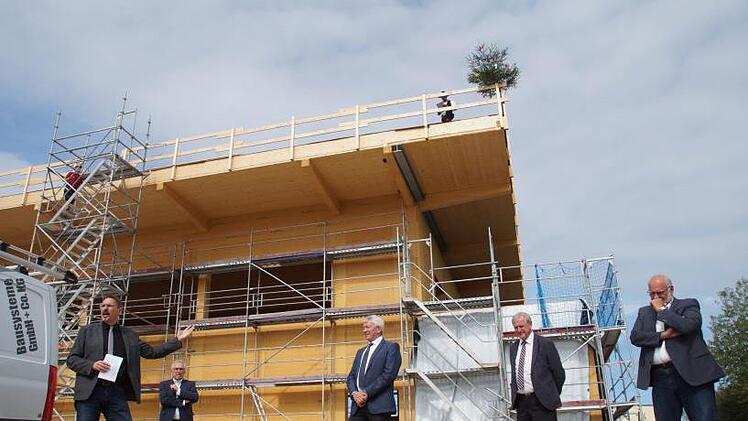 Beim Richtfest von Zweifach-Turnhalle und Mensa der Realschule Scheßlitz dankten Landrat Johann Kalb, Scheßlitz Bürgermeister Roland Kauper und Realschulleiter  Matthias Welsch den Architekten und allen beteiligten Firmen für ihre Leistungen. Der Bau dient aber auch der Mittelschule und der Förderschule Scheßlitz.