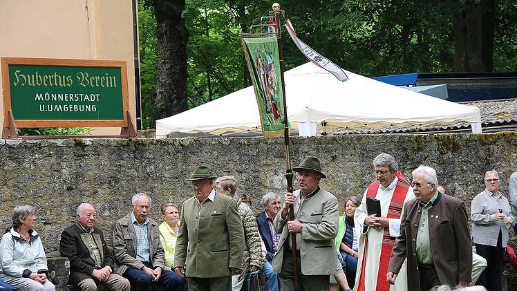 Eskortiert von einigen Mitgliedern des Hubertusvereins, zog Pater Rudolf (zweiter von rechts) zur Hubertusmesse ein. Foto: Dieter Britz