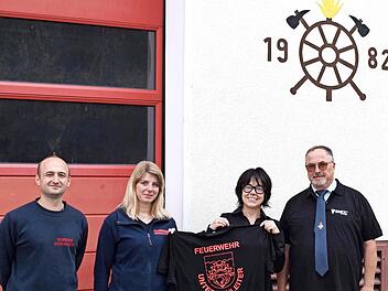 Die FFW Unterleinleiter hat neue Shirts bekommen (v. l.): Kommandant Christian Eberlein, Feuerwehrfrau Lisa Eberlein, Nathalia Ra&scaron;ek-Abach und der Vorsitzende der FFW, Gerhard Riediger.