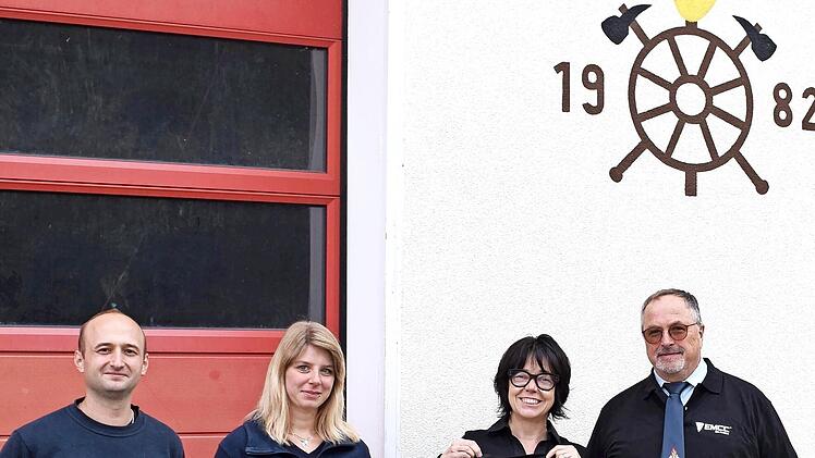 Die FFW Unterleinleiter hat neue Shirts bekommen (v. l.): Kommandant Christian Eberlein, Feuerwehrfrau Lisa Eberlein, Nathalia Ra&scaron;ek-Abach und der Vorsitzende der FFW, Gerhard Riediger.