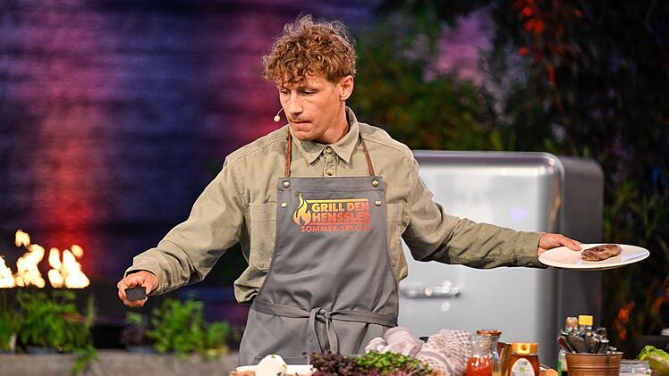 Tim Bendzko hat sich eine wahre Mammut-Vorspeise vorgenommen. Er will gleich vier Starter aus Feta, Lachs, Garnelen und Reh zubereiten.