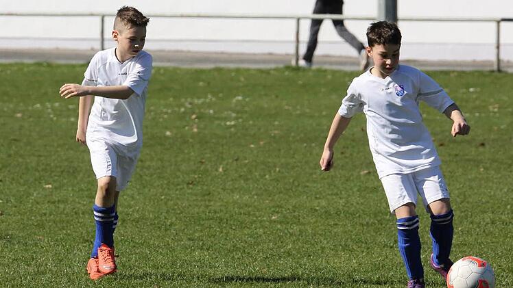 Dejan Münzer (links) und Fabio Arnoldo werden in Aktion für den Carglass-Werbespot, der deutschlandweit ausgestrahlt wird