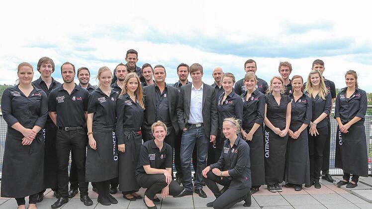 Das VIP-Catering Team sorgen f&uuml;r reibungslosen Service. In der Mitte Personalchef Steffen Ramer