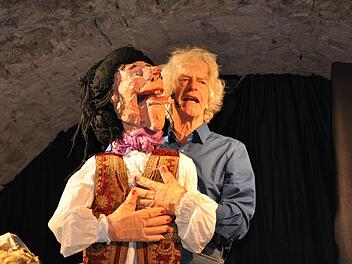 Mit seinen Handpuppen scheint Josef Pretterer geradezu zu verschmelzen.  Foto: Jacqueline Vera Mihm