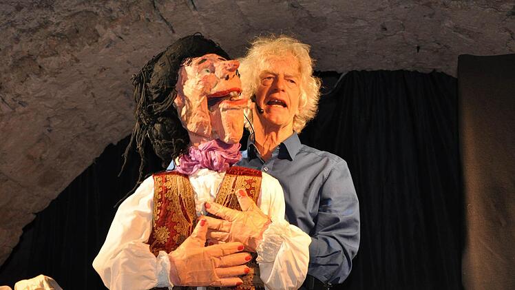 Mit seinen Handpuppen scheint Josef Pretterer geradezu zu verschmelzen.  Foto: Jacqueline Vera Mihm