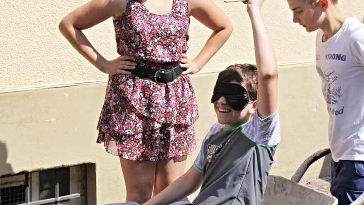 Ja! Erster! Auch ein Schubkarrenrennen machte Spaß.