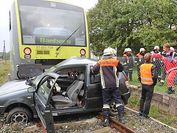 Völlig demoliert zwischen den Front-Puffern des Zuges: der VW Polo, in dem die beiden Männer aus dem Gemeindebereich von Untermerzbach saßen.Foto: Ralf Kestel