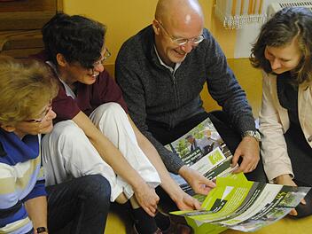 In Memmelsdorf: Vorbesprechung für den Vortrag über Demenz: Christa Filpe, Petra Weisberger, Gerd Schneider, Damaris Hans (v.l.) Foto: Anette Schreiber
