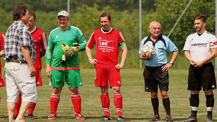 Natürlich gab es auch Gratulationen für den A-Klassenmeister RSV Unterschleichach, rechts der Untersteinbacher Spielführer Matthias Brücher sowie Gästekapitän Sebastian Vogel und Torwart Jan Stubenrauch.