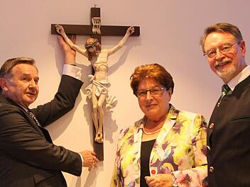Zeichen des Segens: Architekt Bernd Heinrich (links) spendete ein Kruzifix für den Raum der Stille. Barbara Stamm, Präsidentin des Landtags, und Vereinsvorsitzender Edmund Wilhelm freuen sich darüber. Foto: Ulrike Müller