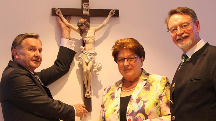 Zeichen des Segens: Architekt Bernd Heinrich (links) spendete ein Kruzifix für den Raum der Stille. Barbara Stamm, Präsidentin des Landtags, und Vereinsvorsitzender Edmund Wilhelm freuen sich darüber. Foto: Ulrike Müller