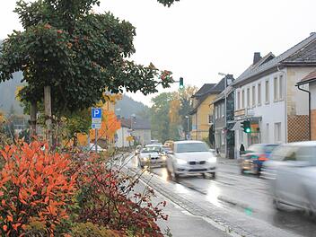 Die viel befahrene B 85 durch Pressig ist schon seit Jahrzehnten ein Streitthema im Ort. Einige Anwohner fordern schon lange vergeblich eine Ortsumgehung, um die Straße zu entlasten. Foto: Dominic Buckreus