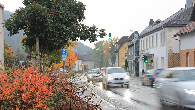 Die viel befahrene B 85 durch Pressig ist schon seit Jahrzehnten ein Streitthema im Ort. Einige Anwohner fordern schon lange vergeblich eine Ortsumgehung, um die Straße zu entlasten. Foto: Dominic Buckreus