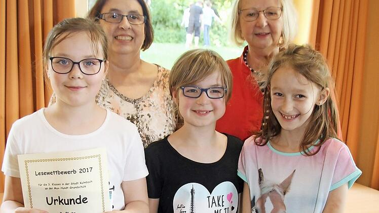 Mia Morck und Magdalena Meisel (von links) teilten sich den dritten Platz, Marie Pehle von der Volksschule Burghaig wurde Zweite. Die Lesebeauftragte Christina Heider und Schulleiterin Heidi Koblofsky beglückwünschten die Leserinnen.  Foto: Sonny Adam