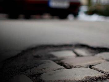 Kaputte Straßen zu sanieren, kosten Geld. Künftig soll das über Gebühren von den Bürgern eingezogen werden, die an der betreffenden Straße ein Grundstück besitzen. Foto: dpa