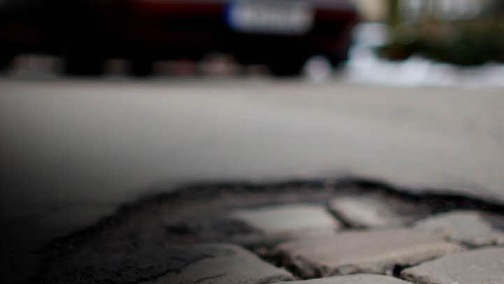 Kaputte Straßen zu sanieren, kosten Geld. Künftig soll das über Gebühren von den Bürgern eingezogen werden, die an der betreffenden Straße ein Grundstück besitzen. Foto: dpa