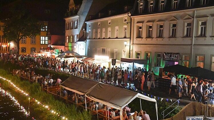 Die Sandkerwa in Bamberg ist gerettet: Die Reaktionen darauf fallen in erster Linie positiv   aus. Manche hätten aber inzwischen auch auf das Volksfest verzichten können.   Foto: Ronald Rinklef