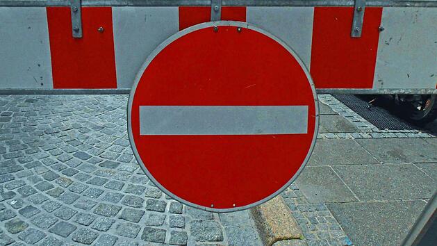 An der Absperrung f&uuml;r einen Faschingsumzug wollte ein Autofahrer nicht warten. Stattdessen fuhr er einfach auf den Gehsteig. Symbolbild- Foto: Jochen Berger