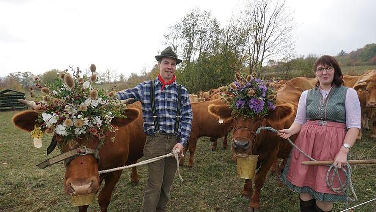 Angeführt von Andreas Omert mit Kuh Sandra und Nadine Manger mit Kuh  Franziskas kam die Mangersche Gelbviehherde ins Tal. Fotos: Marion Eckert