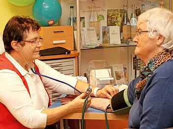 Auch praktische Angebote wie Blutdruckmessung oder die Bestimmung des Blutzuckerwertes wurden gerne angenommen.  Foto: Günther Geiling