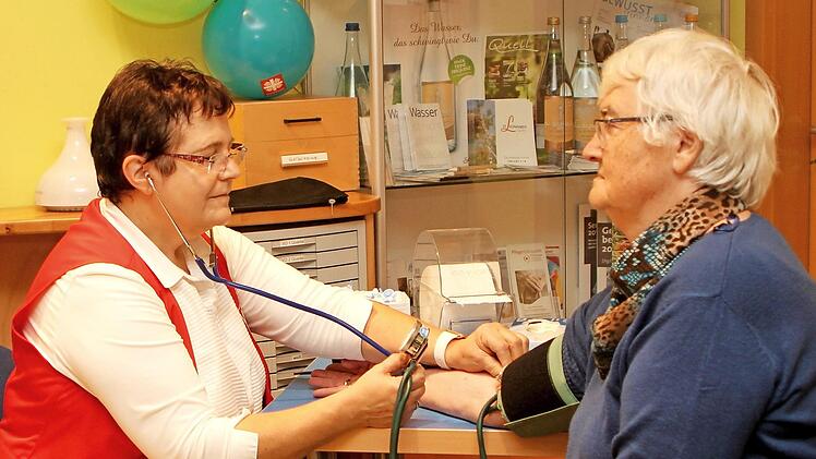 Auch praktische Angebote wie Blutdruckmessung oder die Bestimmung des Blutzuckerwertes wurden gerne angenommen.  Foto: Günther Geiling