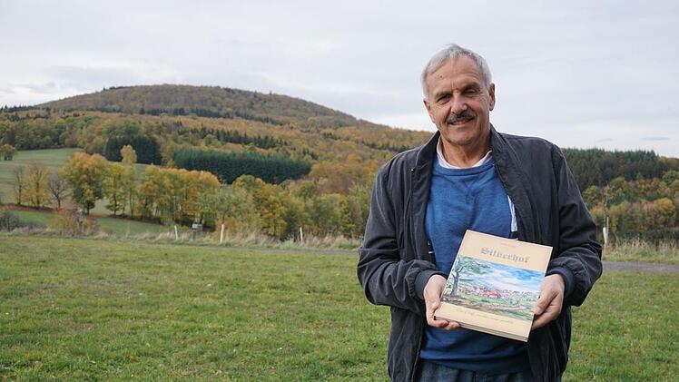 Der Oberbacher Walter Kömpel hat das Heimatbuch zum Silberhof verfasst. Im Hintergrund der große Auersberg. Foto: Marion Eckert