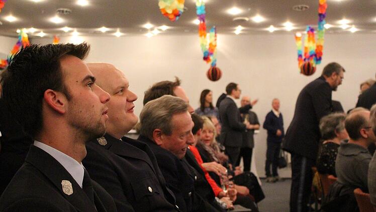 Viele Gäste, beispielsweise von der Feuerwehr, füllen den Saal. Foto: Ulrike Müller