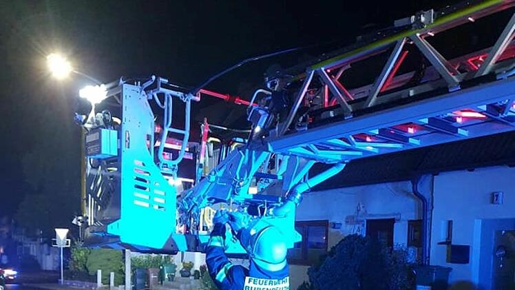 Gruppenübung der Freiwilligen Feuerwehr Bubenreuth: Einsatz mit der Gelenkdrehleiter