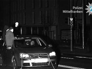 Polizei teilt kurioses Blitzer-Foto: Mitfahrer sitzen in Autofenster