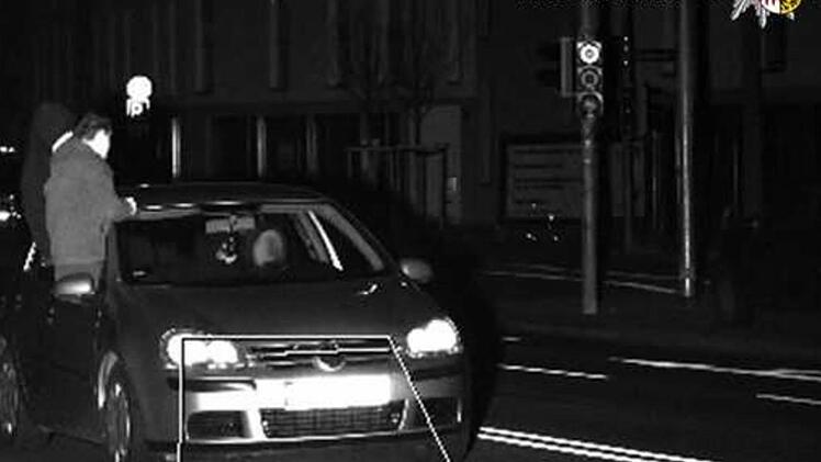 Polizei teilt kurioses Blitzer-Foto: Mitfahrer sitzen in Autofenster