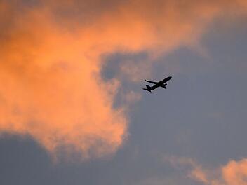Flugzeug im Sonnenaufgang