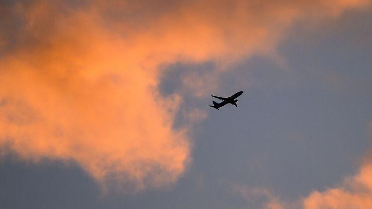 Flugzeug im Sonnenaufgang