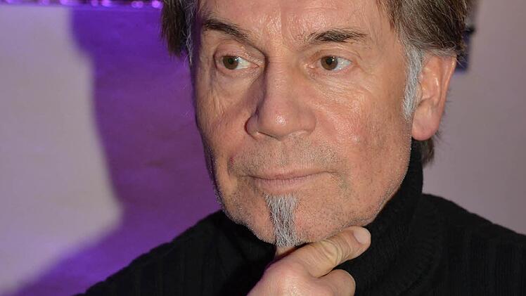 Peter Alexander Ostrowsky: ,Die Dokumentation ist sehr bodenständig, hat ihre Ecken und Kanten. Sie gibt das Leben einiger Spieler und Sponsoren wieder. Dass auch Sponsoren vorkommen, hat mich nicht gestört. Sie kommen genauso bodenständig rüber wie der Film selbst. '