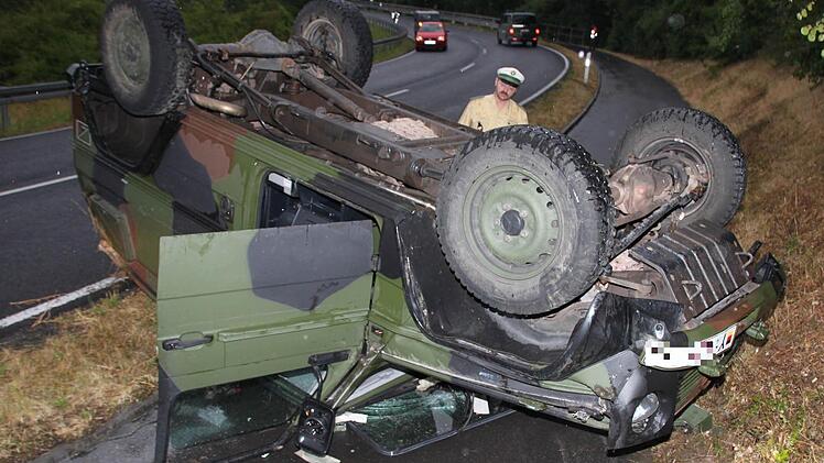 Fahrer und Beifahrer des verunglückten Bundeswehrfahrzeuges sind bei dem Unfall verletzt worden. Fotos: Markus Reeh