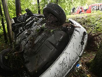 Bei einem Unfall auf der Staatsstraße 2243 zwischen Kersbach und Effeltrich ist am Mittwochmorgen ein Pkw auf nasser Fahrbahn von der Straße abgekommen und eine rund acht Meter tiefe Böschung hinabgestürzt. Fotos: News5 / Herse