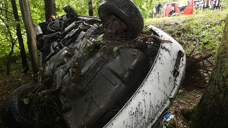 Bei einem Unfall auf der Staatsstraße 2243 zwischen Kersbach und Effeltrich ist am Mittwochmorgen ein Pkw auf nasser Fahrbahn von der Straße abgekommen und eine rund acht Meter tiefe Böschung hinabgestürzt. Fotos: News5 / Herse