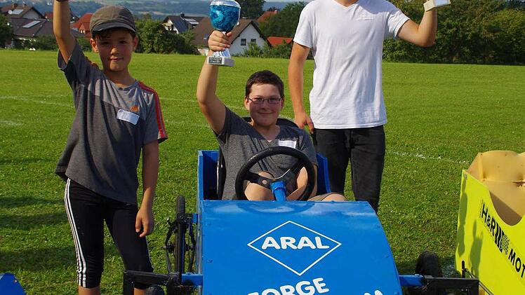 Lotta, Xaver und Erna Trunk verfolgten mit ihrem Vater das Renngeschehen.